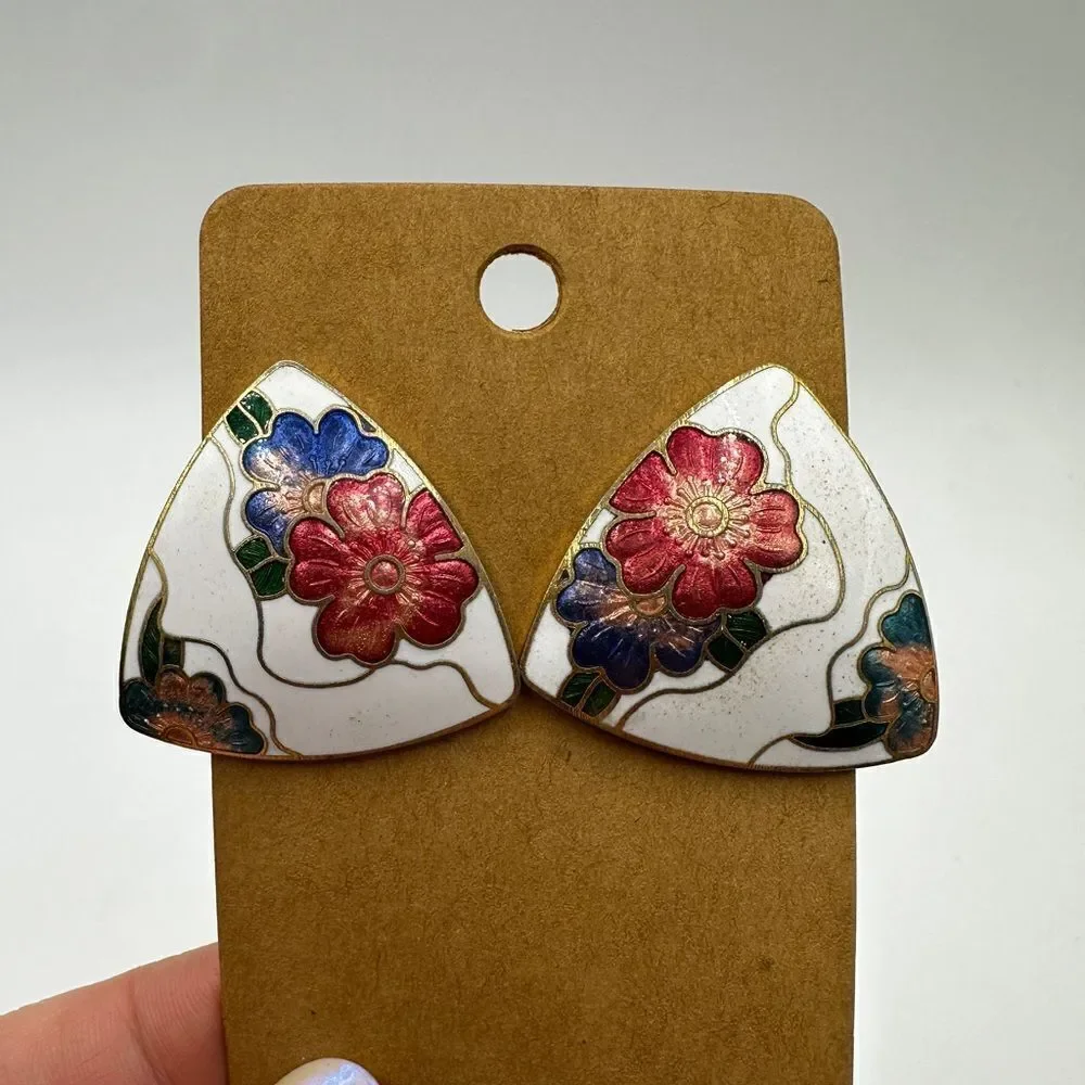 Stunning vintage trillion shaped Cloisonne white enamel with flowers‎ earrings!